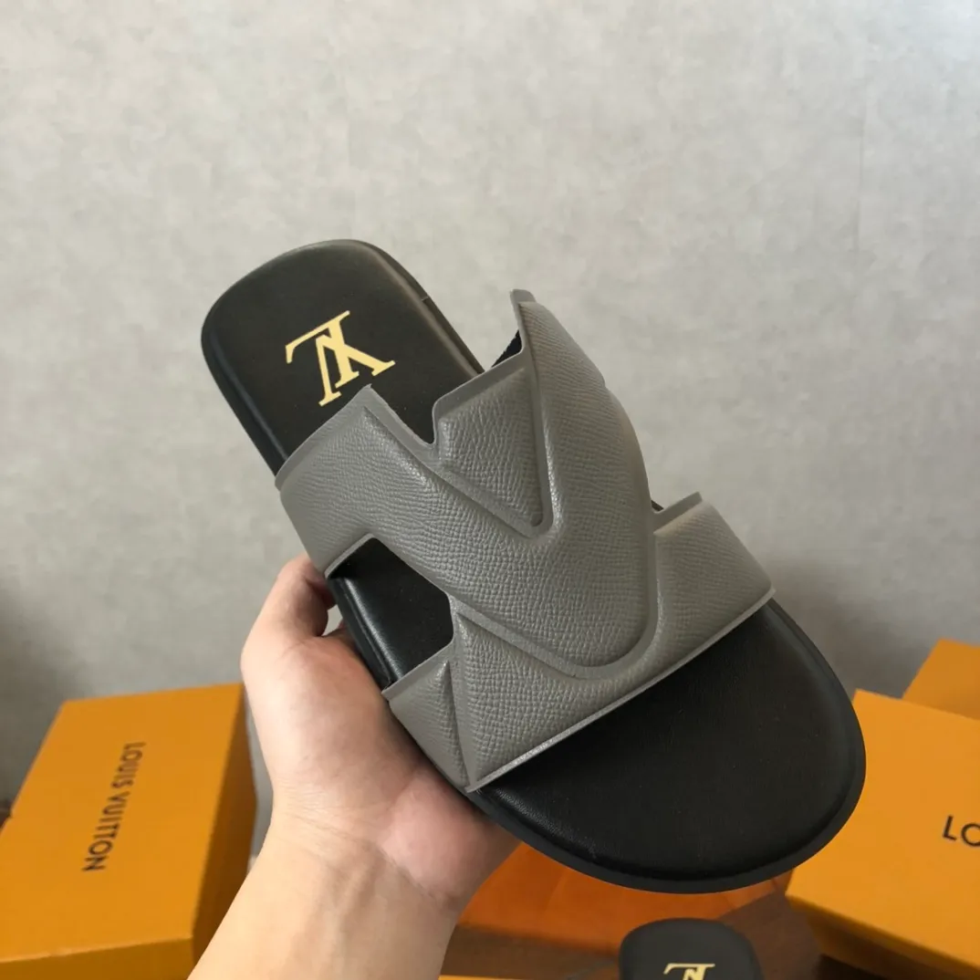Factory price: 270💰LV counters are selling new brand luxury men's slippers, casual, loose and comfortable. The must-have model in the picture above [Happy][Happy], multiple colors available Size: 38-44, customized 45